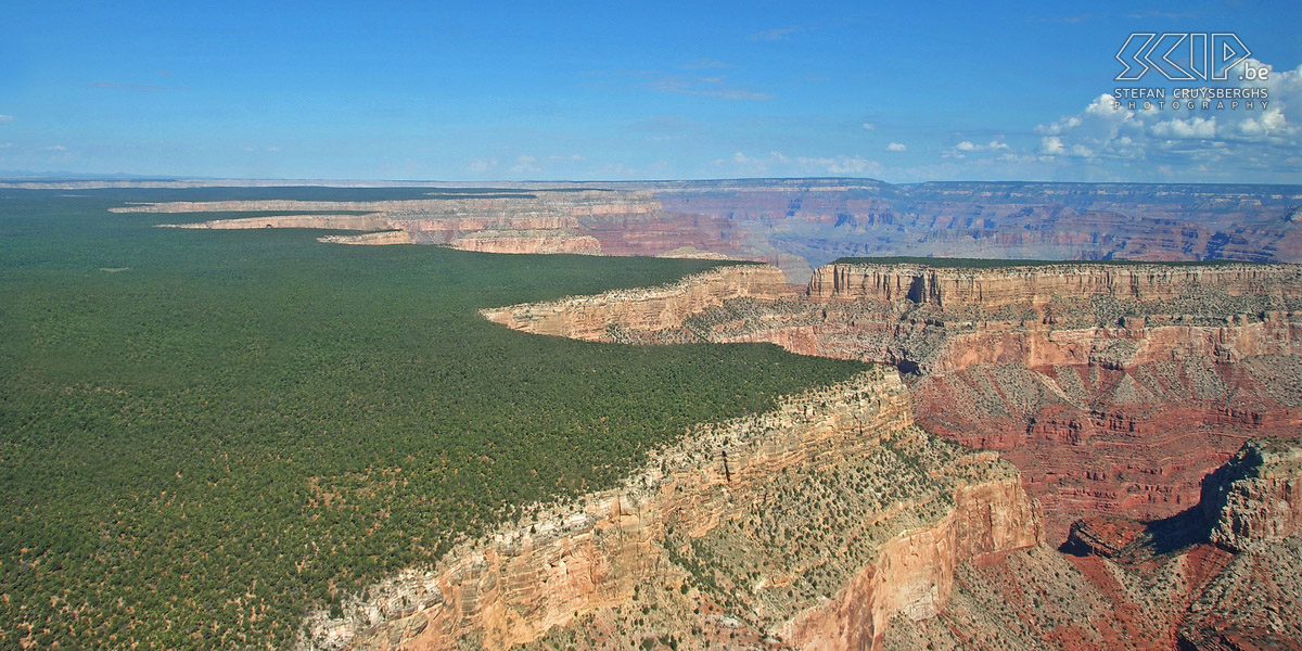 Grand Canyon - Helikoptervlucht Op onze laatste dag in de Grand Canyon maken we een helikopter vlucht over de canyon. De vlucht vanaf de South Rim in Tusayan naar de North Rim en terug geeft een ontzettend goed beeld van de grootsheid en uitgestrektheid van deze canyon. Stefan Cruysberghs